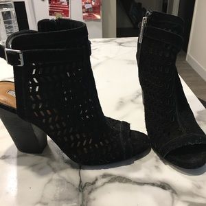BCBG BLACK BOOTIES !!!